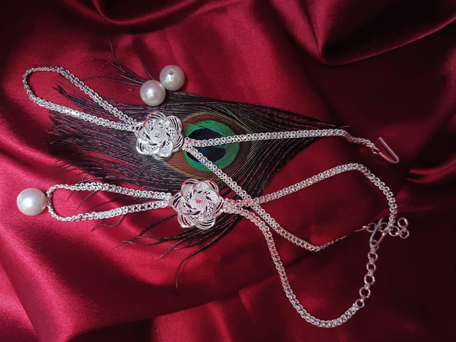 Amelia Ratan Chur / Bracelet with finger ring view 2