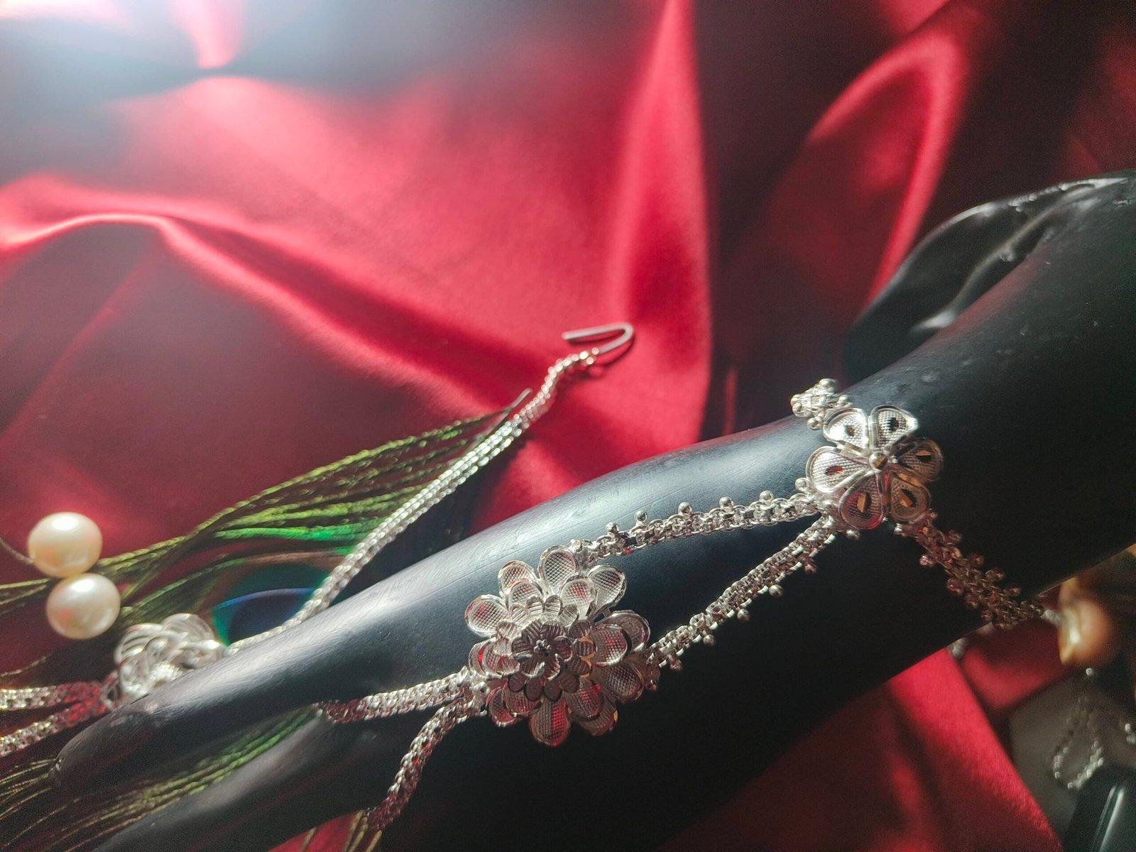 Anuradha Ratan Chur / Bracelet with finger ring view 2