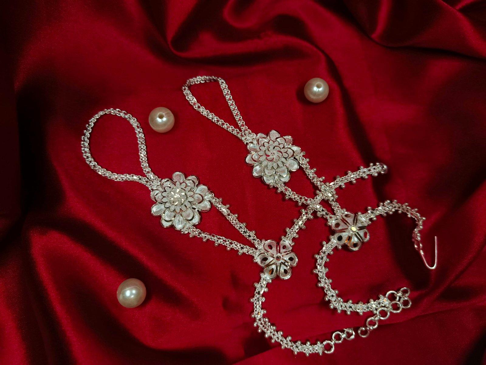 Anuradha Ratan Chur / Bracelet with finger ring view 4