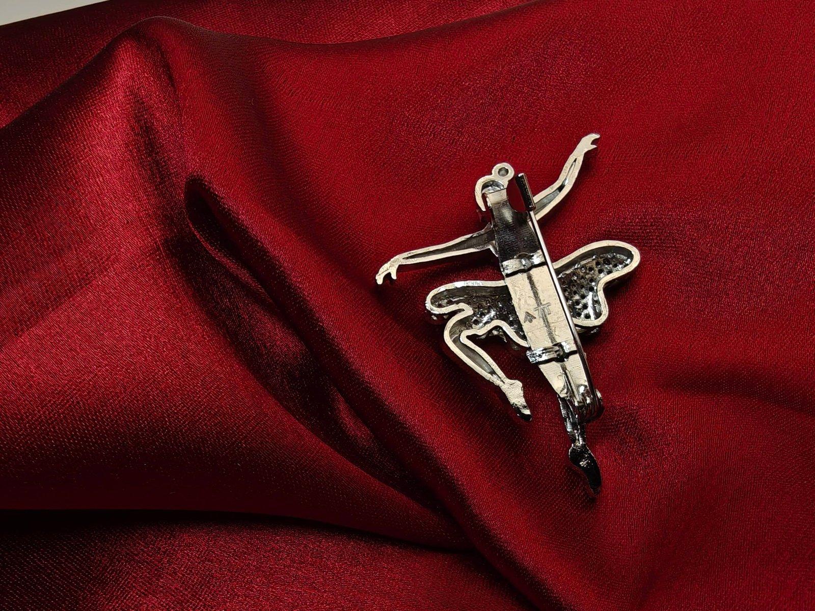 Coatpin Dancing girl view 3