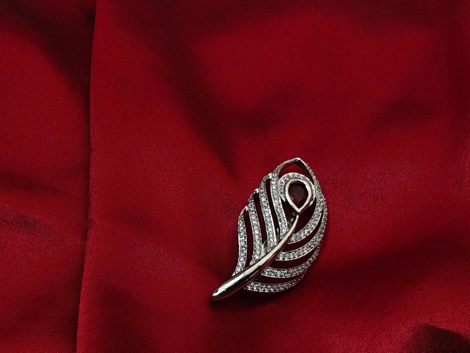 Coatpin  Feather view 3