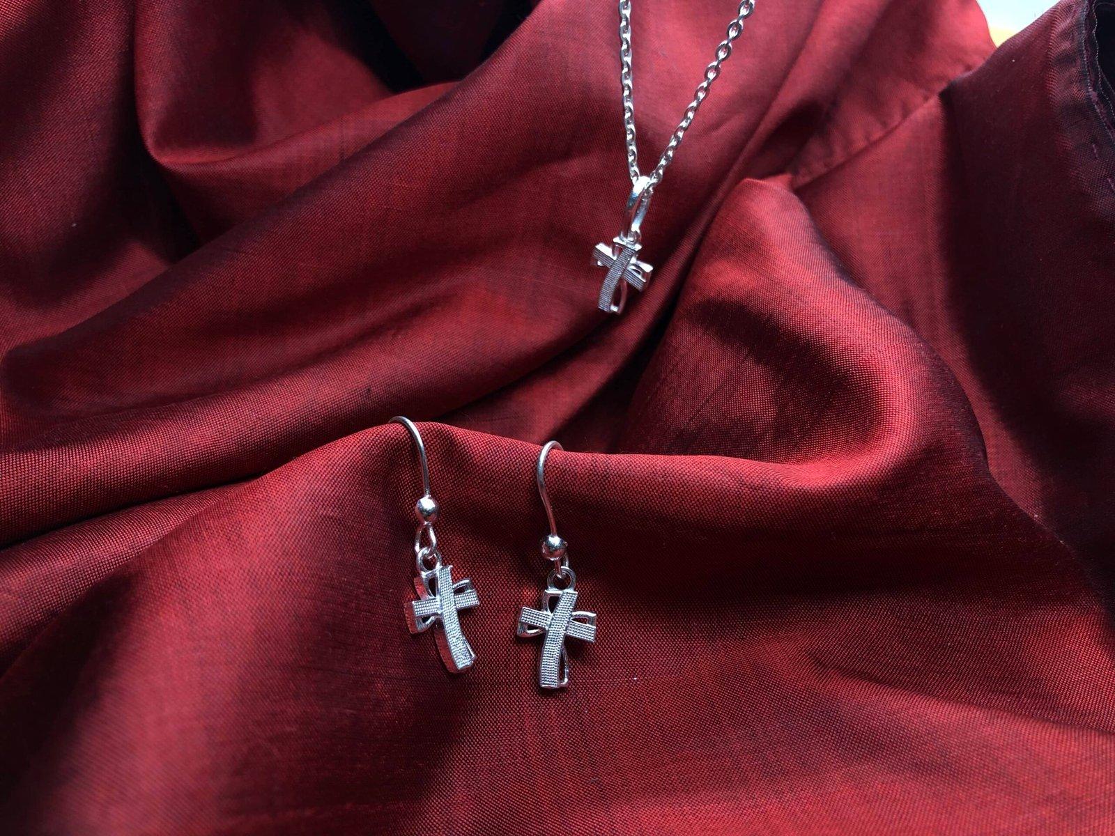 Gahenaz Silver Cross Pendant with Earring Set view 1