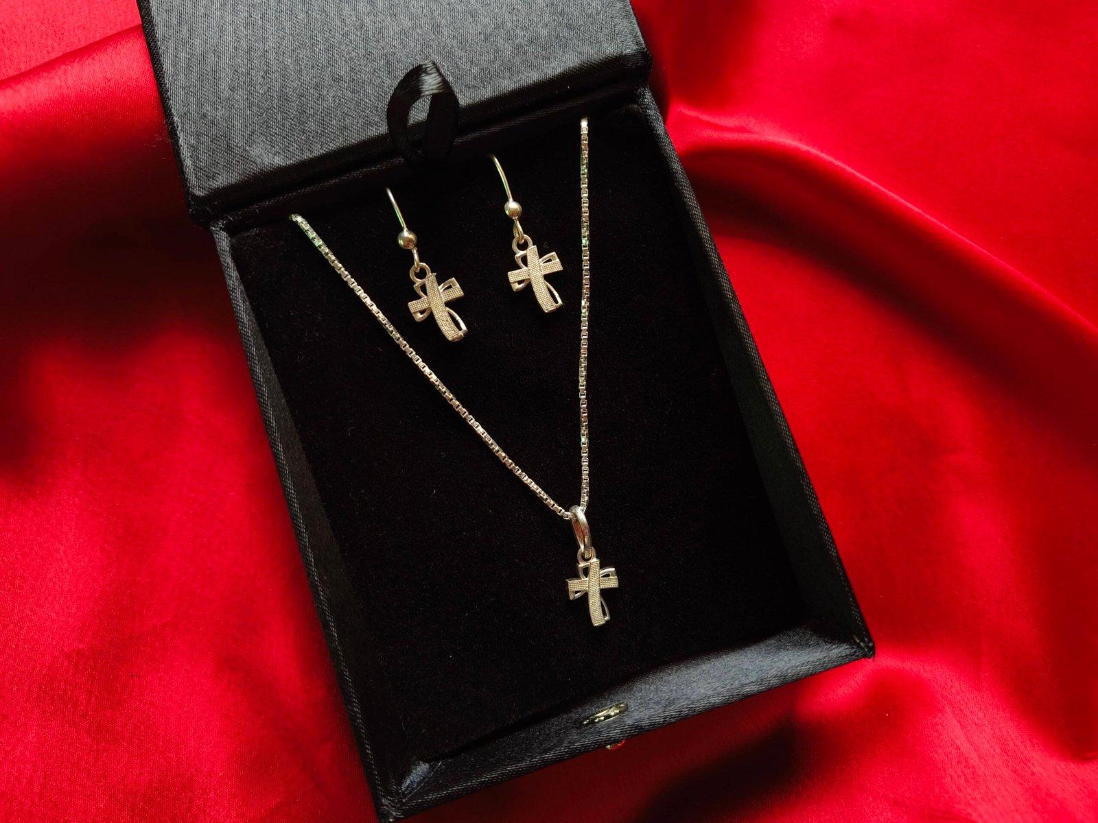 Gahenaz Silver Cross Pendant with Earring Set view 3