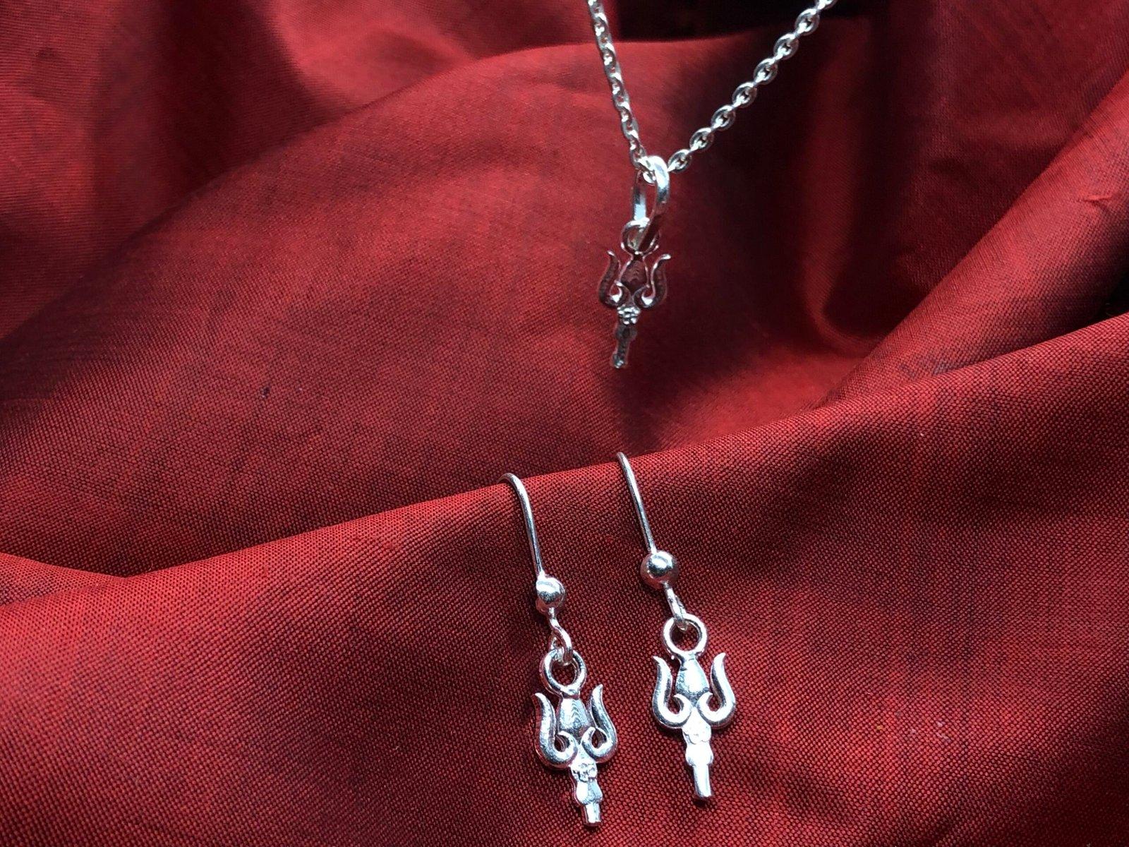 Gahenaz Silver Trishul Pendant with Earring Set view 2