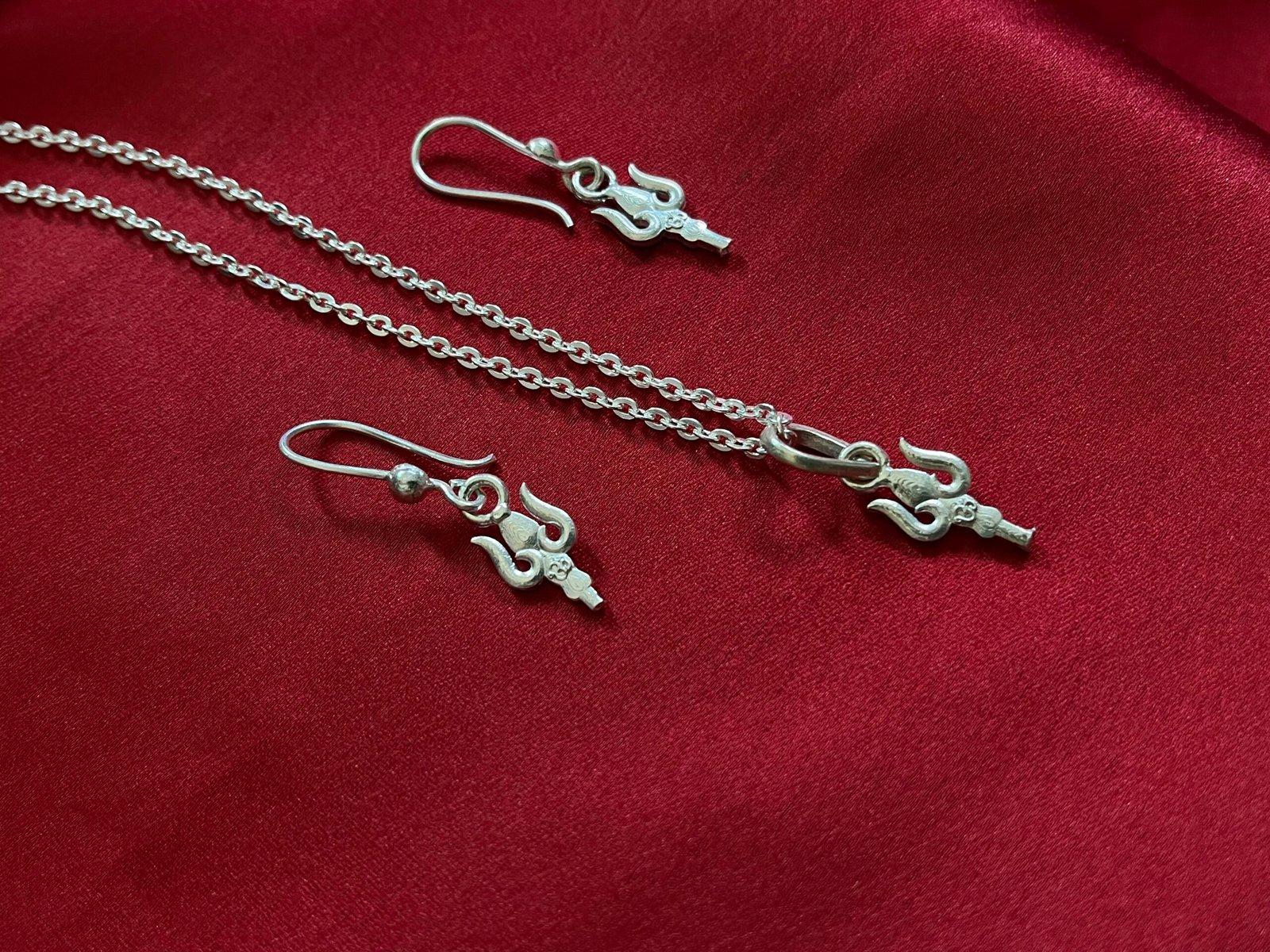 Gahenaz Silver Trishul Pendant with Earring Set view 4