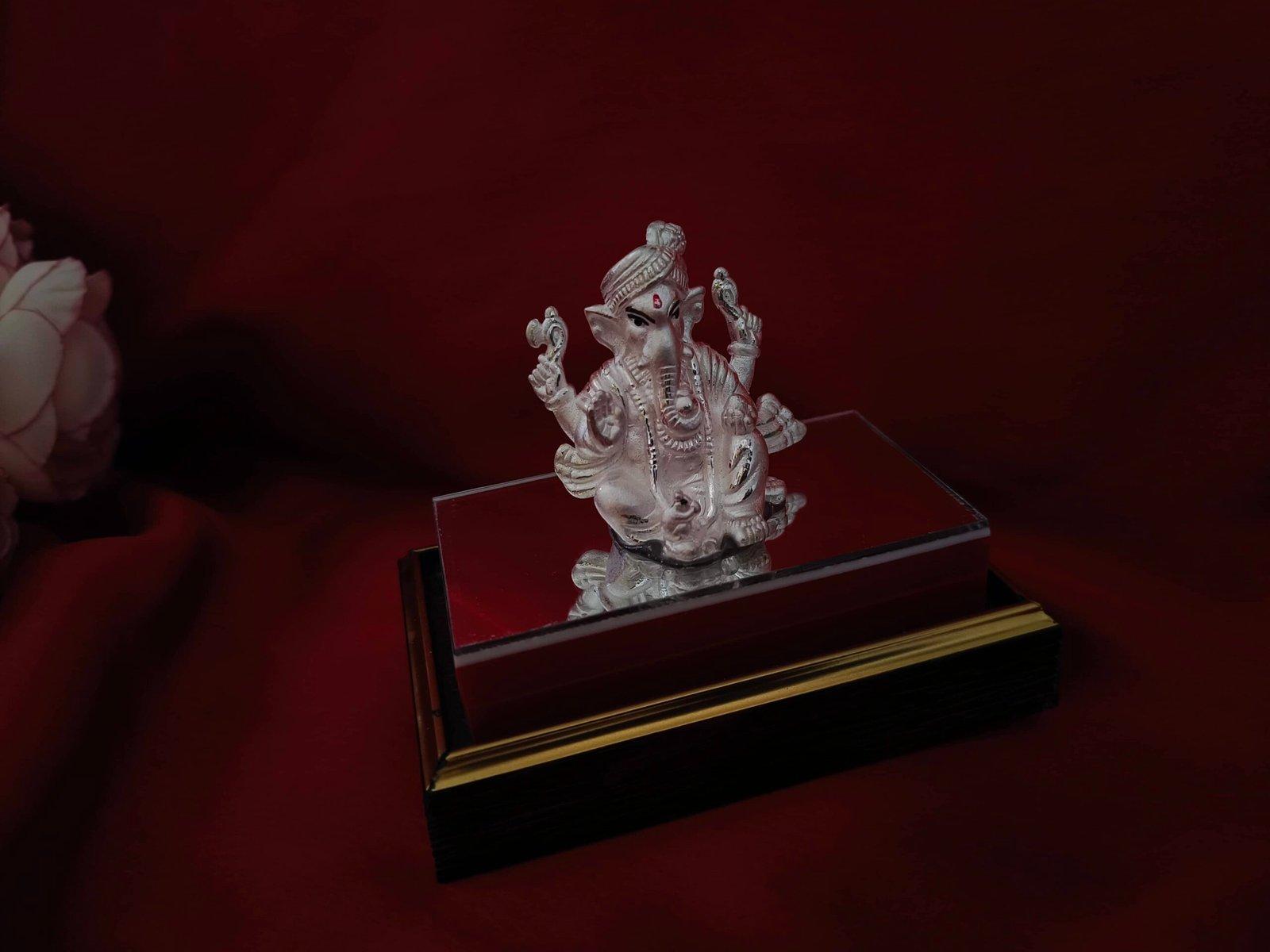 Ganesh / Ganapati / Siddhivinayak with Pagri view 1