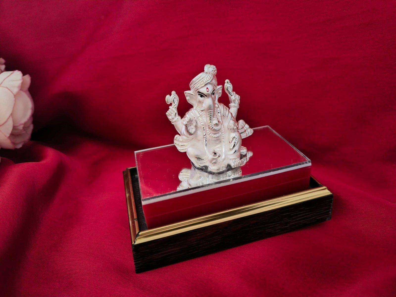 Ganesh / Ganapati / Siddhivinayak with Pagri view 3