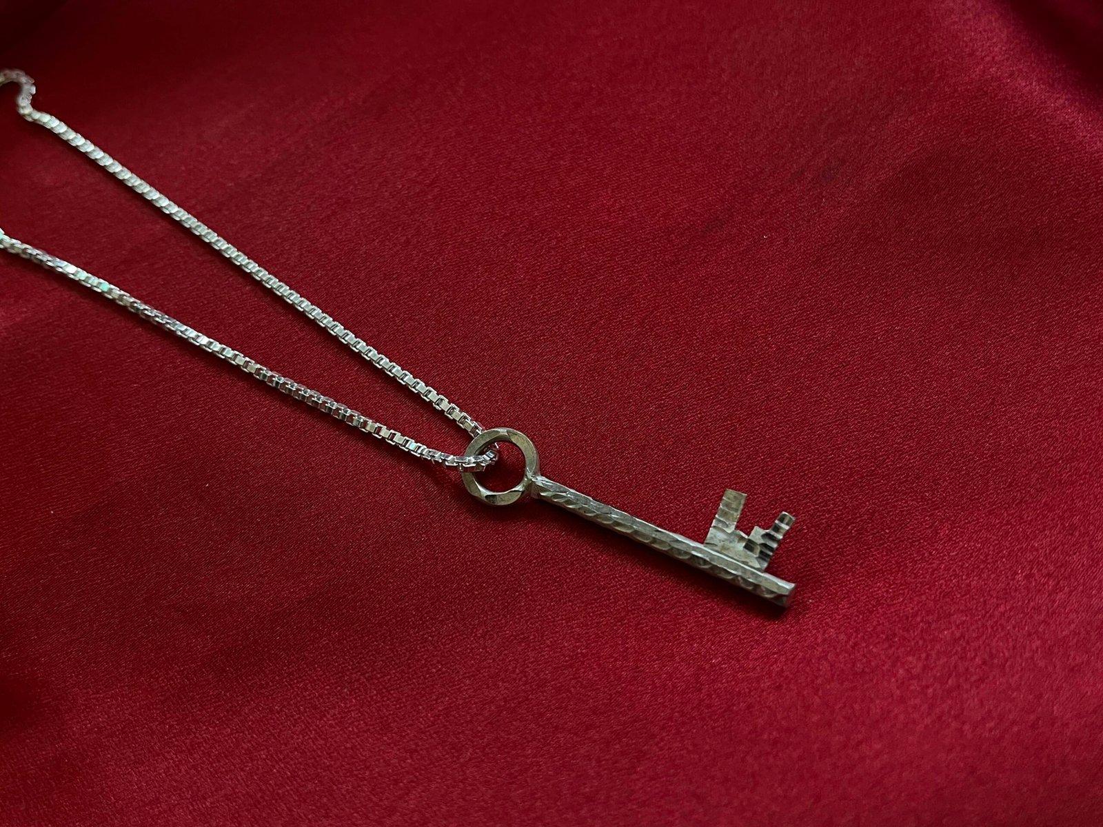 Key Pendant with chain view 3