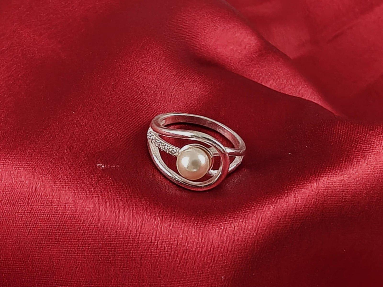 Pearl Finger Ring Poppy view 3