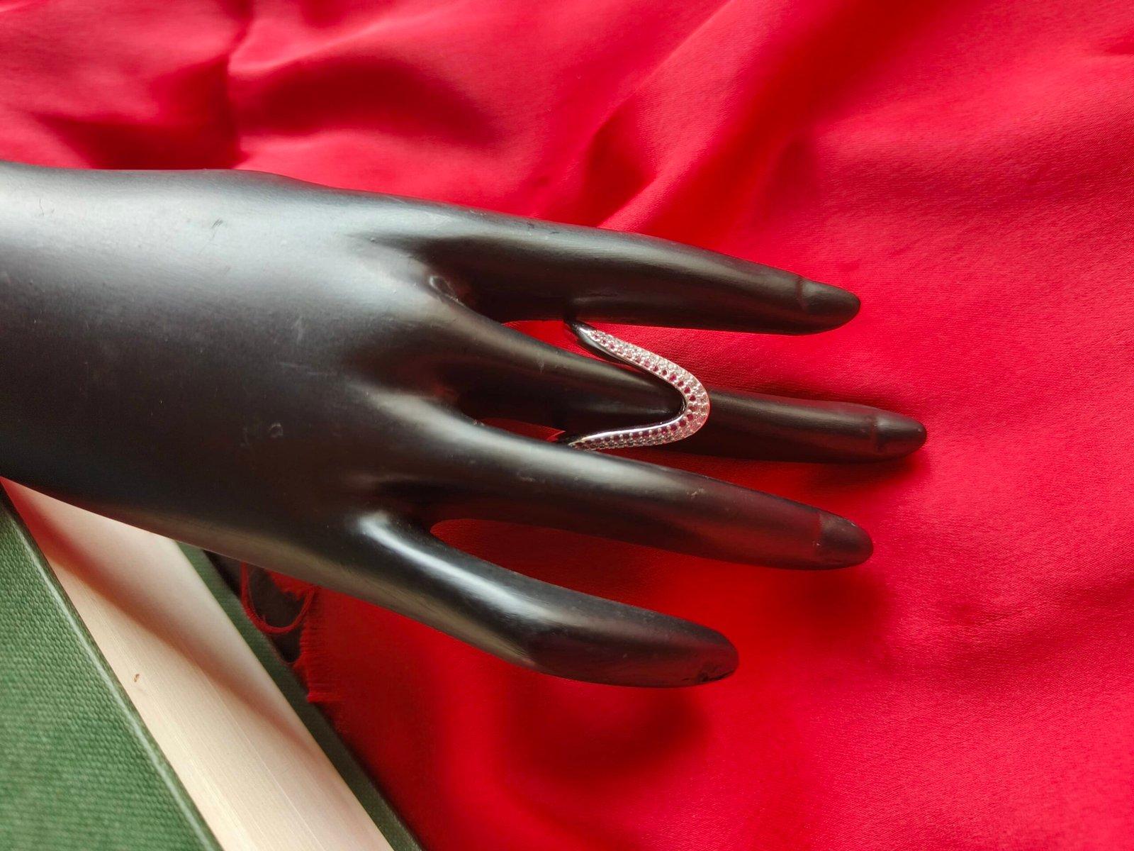 V Shape Rosie Finger Ring