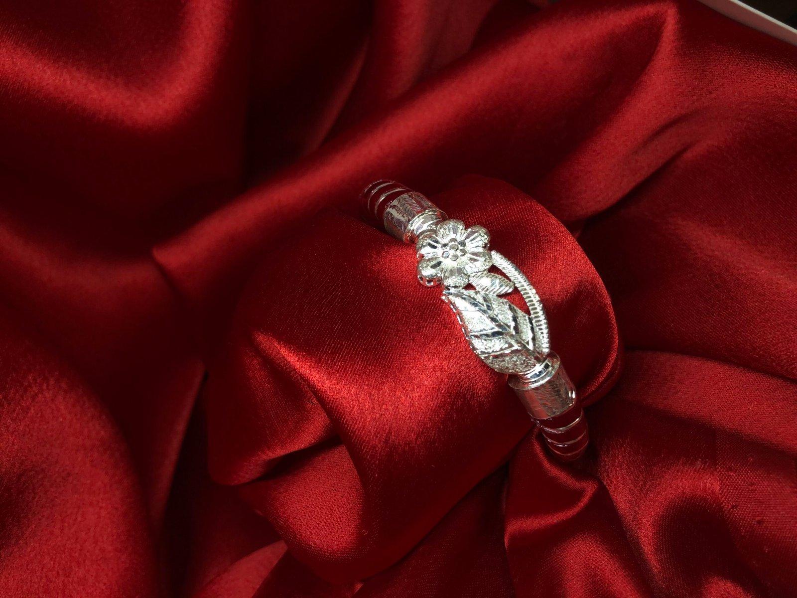 MonMohini Silver Pola/Pola Badhano Red 2.3 view 2