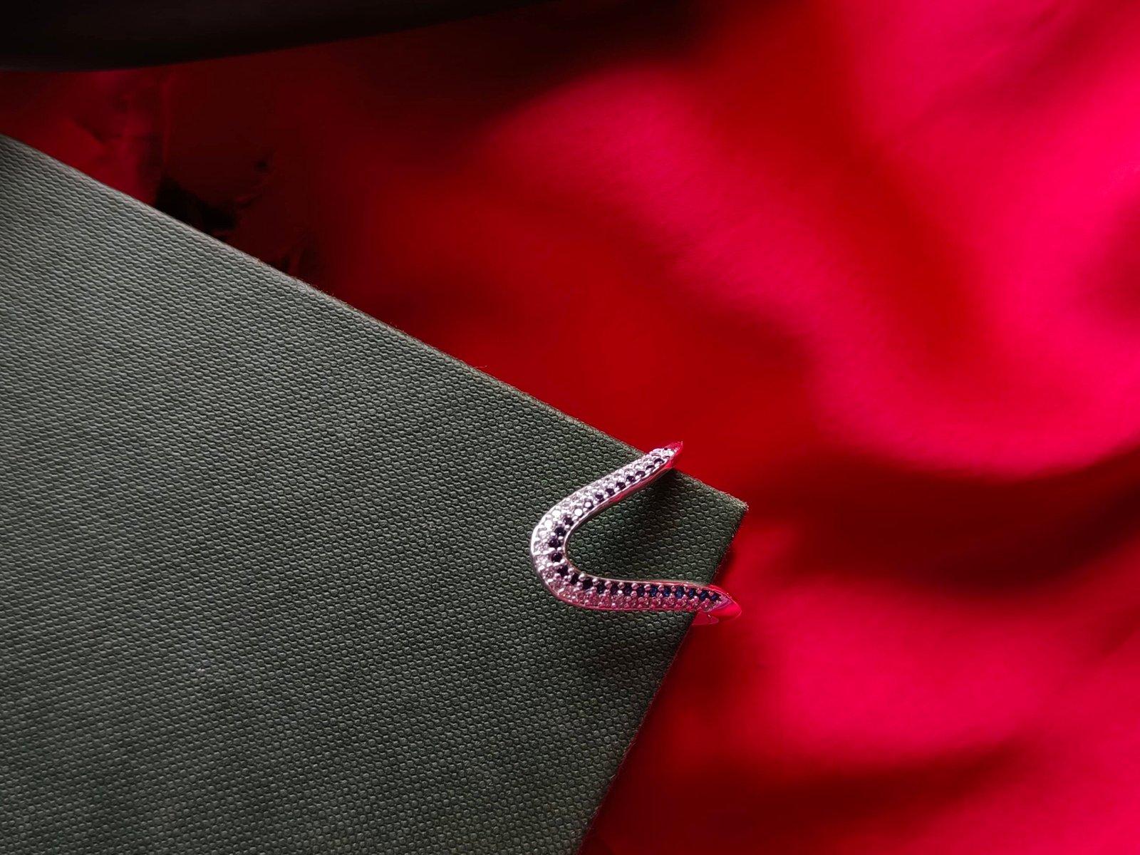 V Shape Lucy Finger Ring view 3